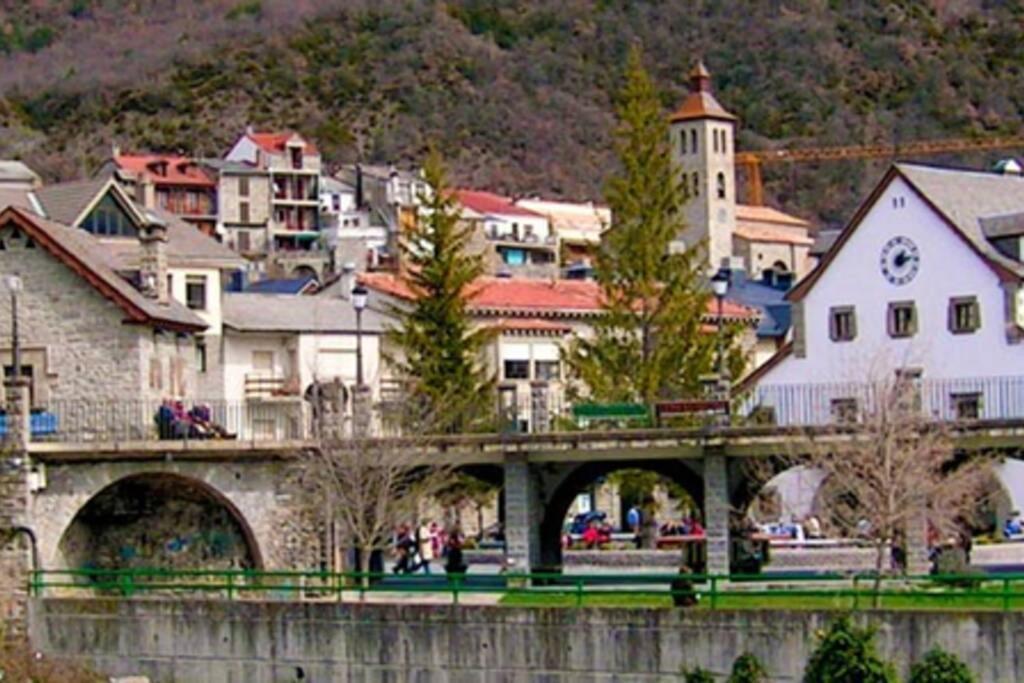 Ático en Biescas con piscina, chimenea y garaje Biescas (Aragon) Exterior foto